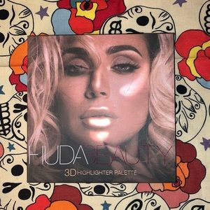 HUDA BEAUTY highlighter palette